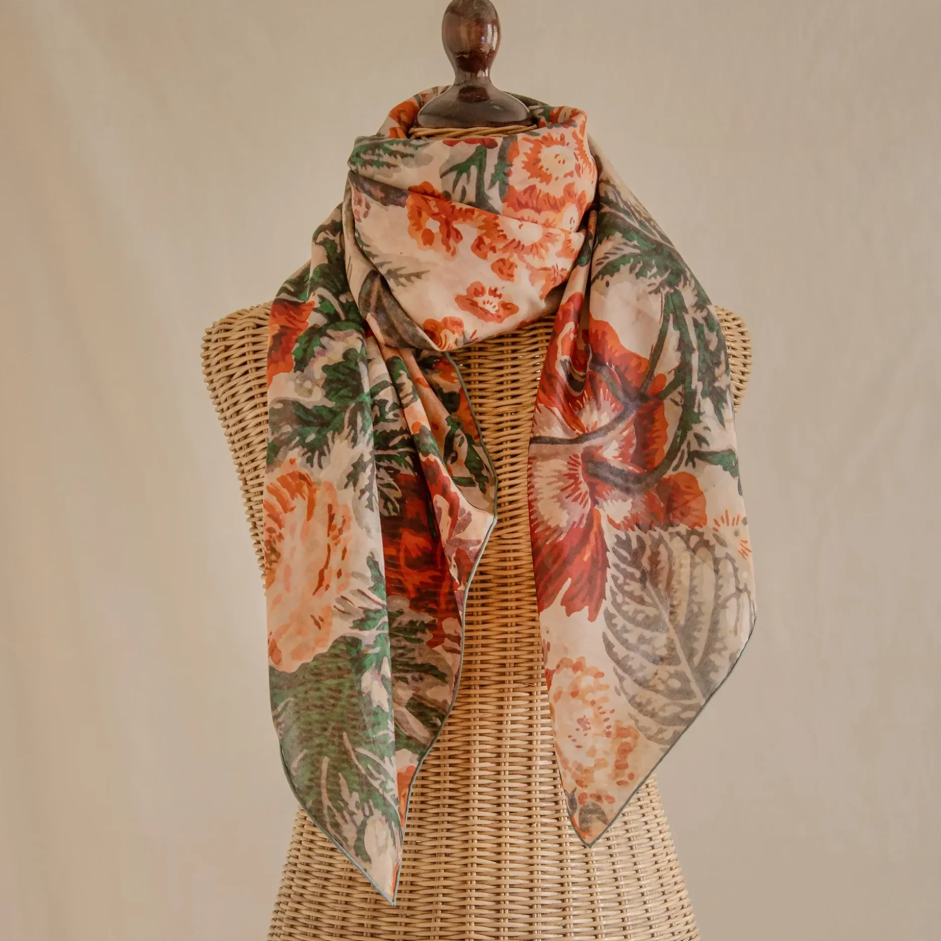 Tapis Noir Large Light Warm Flower Scarf