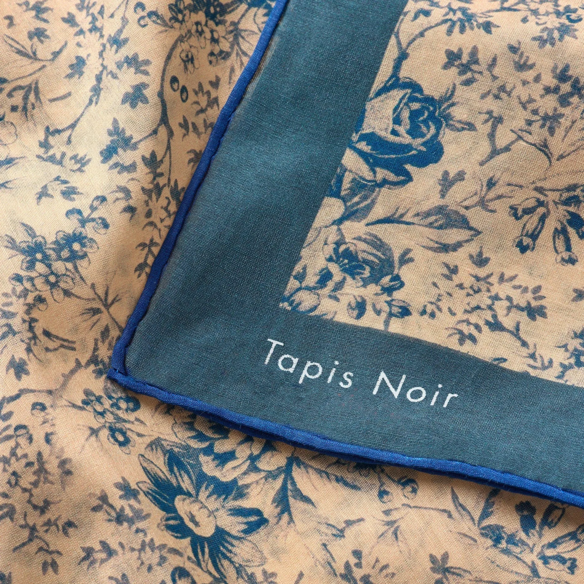Tapis Noir Light Blue Flower Toile Scarf