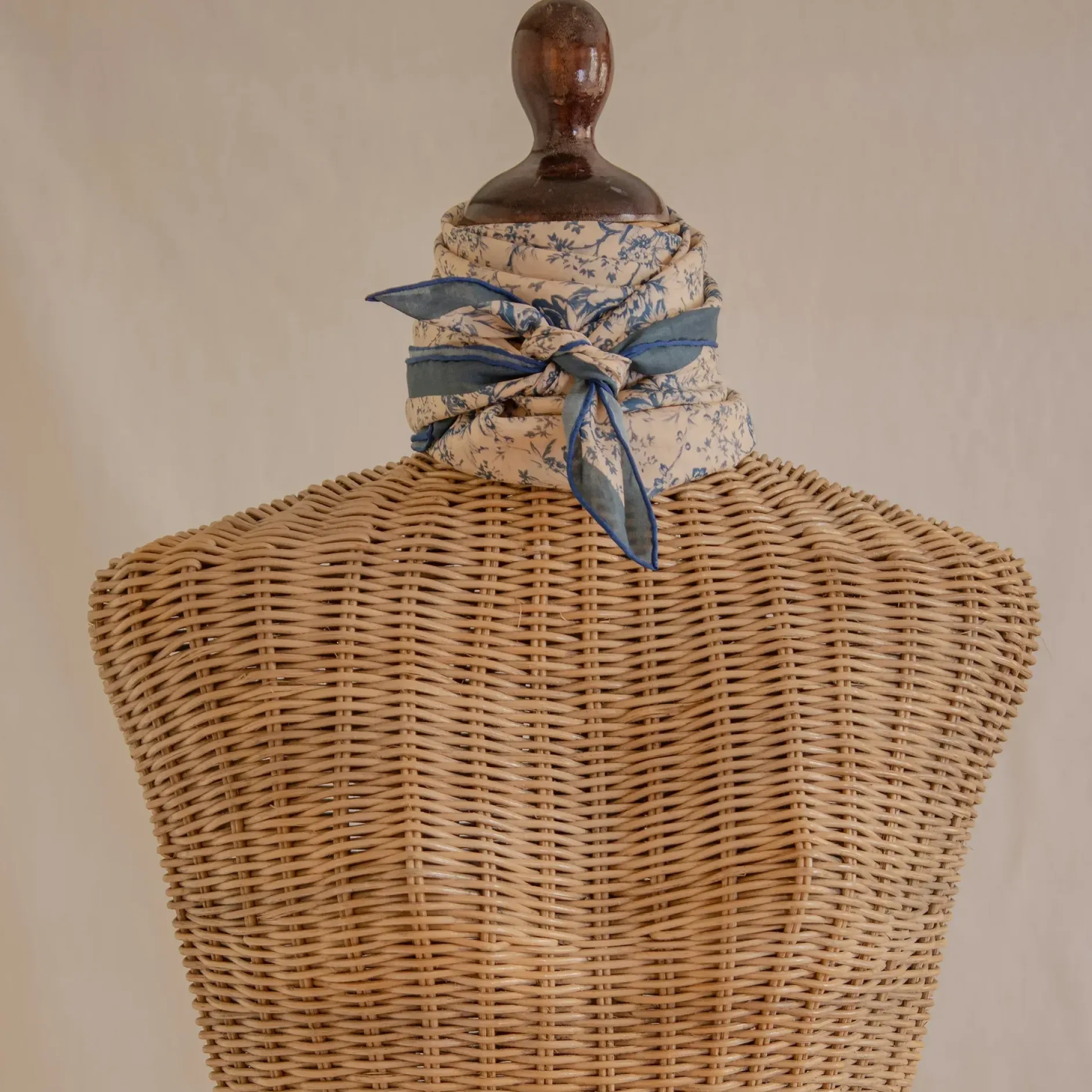 Tapis Noir Light Blue Flower Toile Scarf