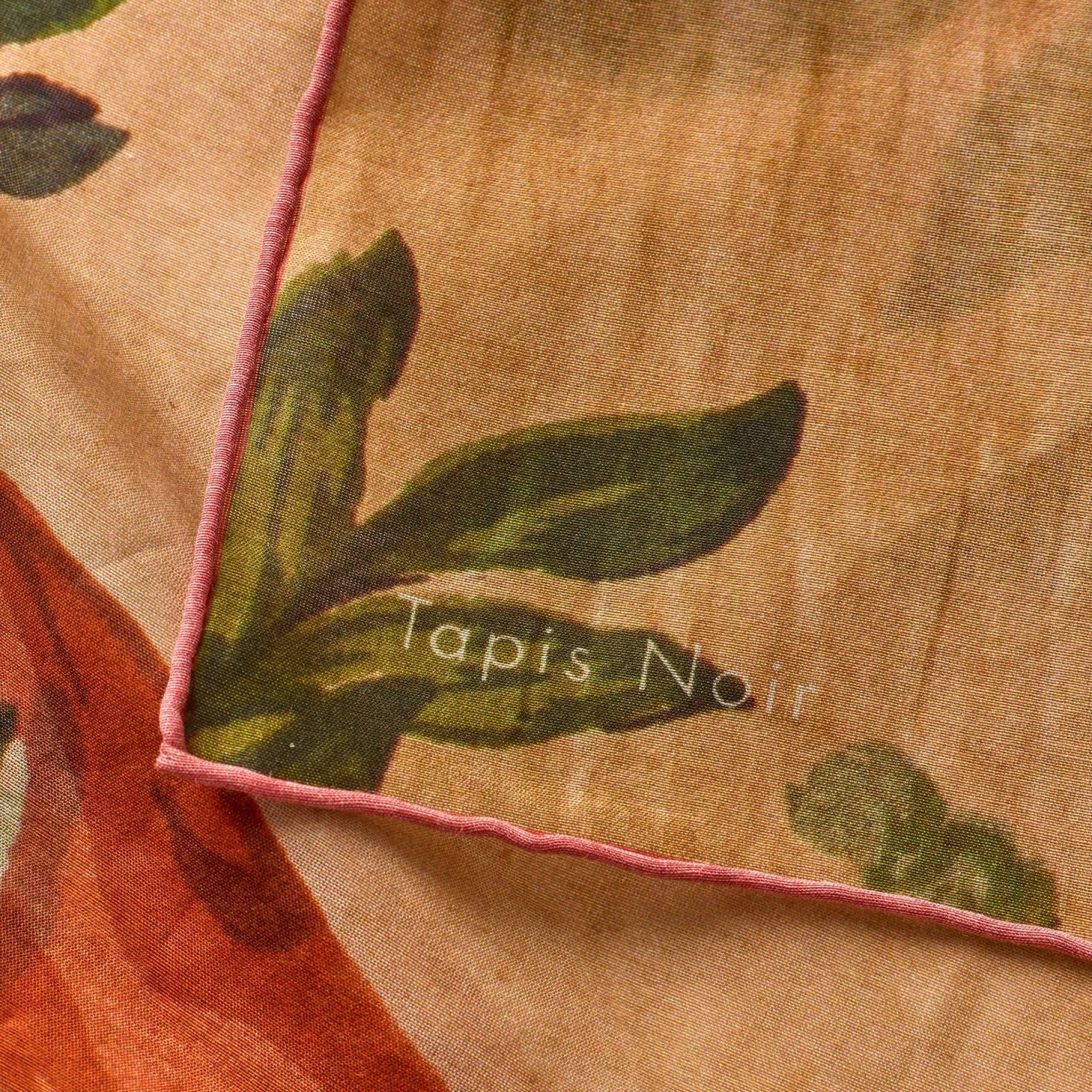 Tapis Noir Light Bouquet Scarf
