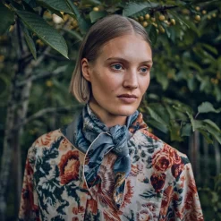 Tapis Noir Small Classical Blue Flower Scarf